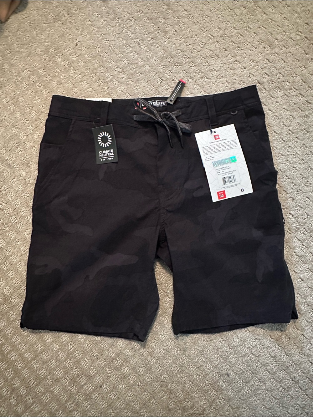 NEW with tags men’s 686 featherlight chino shorts above knee 8” inseam size 30